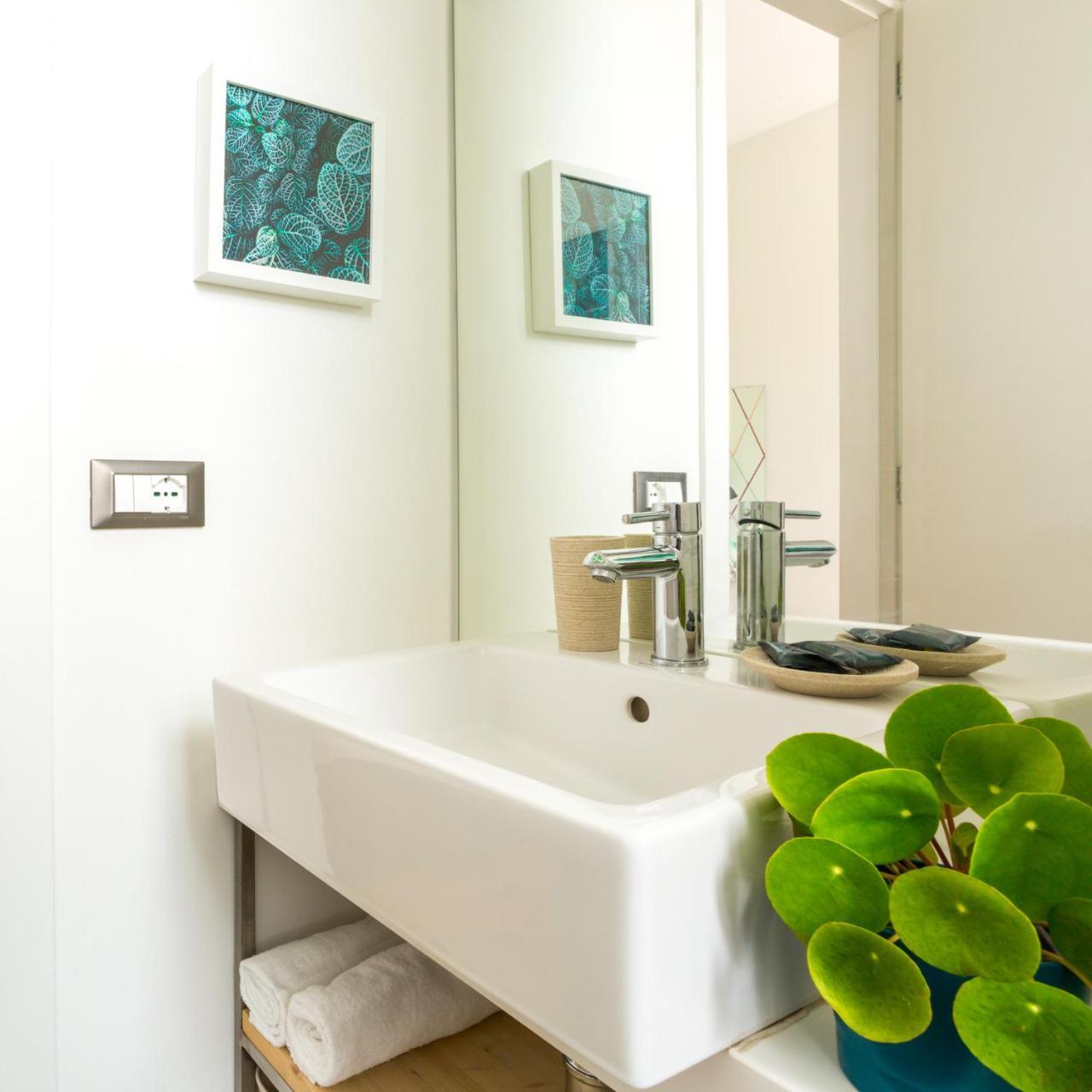 Duomo Views, Light, Jungle-Inspired Studio With Terrace Milánó Kültér fotó